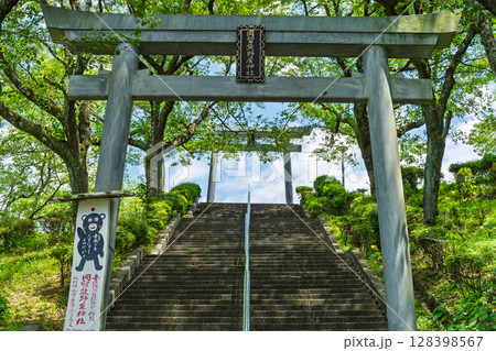 夏の光芒に映える幸福神社(岡留稲荷神社)と岡留公園広場風景(球磨郡あさぎり町) 夏の光芒に映える幸福神社(岡留稲荷神社)と岡留公園広場風景(球磨郡あさぎり町) 128398567