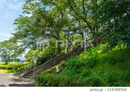 夏の光芒に映える幸福神社(岡留稲荷神社)と岡留公園広場風景(球磨郡あさぎり町) 夏の光芒に映える幸福神社(岡留稲荷神社)と岡留公園広場風景(球磨郡あさぎり町) 128398569