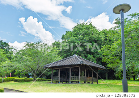 夏の光芒に映える幸福神社(岡留稲荷神社)と岡留公園広場風景(球磨郡あさぎり町) 夏の光芒に映える幸福神社(岡留稲荷神社)と岡留公園広場風景(球磨郡あさぎり町) 128398572