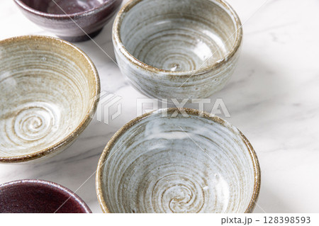並べられた茶碗 pottery 並べられた茶碗 pottery 128398593