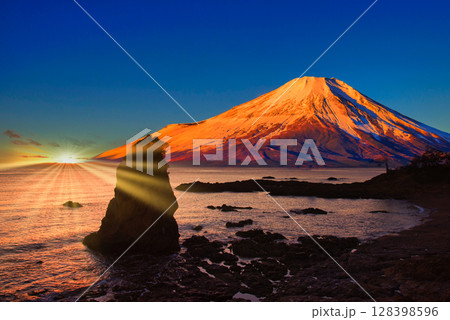 三浦半島からの美しい富士山夕景 三浦半島からの美しい富士山夕景 128398596