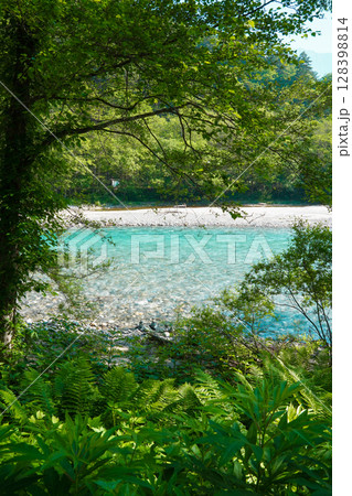 長野 上高地 エメラルドグリーンの美しい川 長野 上高地 エメラルドグリーンの美しい川 128398814