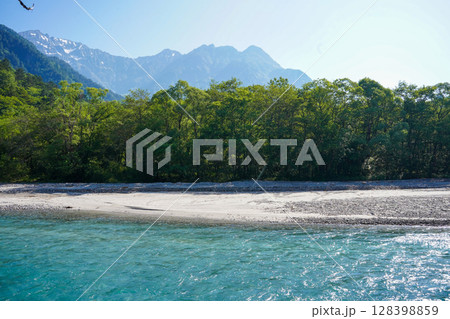 長野　上高地　清流から見る焼岳 128398859