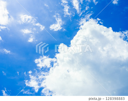 まぶしい夏の昼の青空 背景素材 まぶしい夏の昼の青空 背景素材 128398883