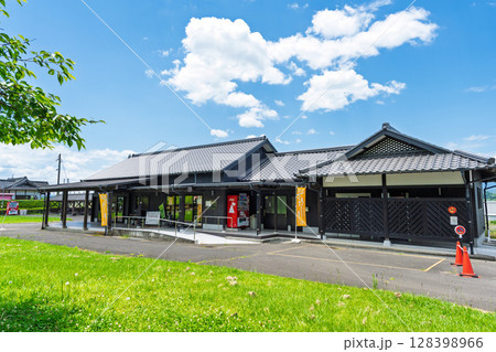 (物産館風景) 日本で唯一『幸福』と名のつく現役の駅 (おかどめ幸福駅)人吉・球磨郡あさぎり町 (物産館風景) 日本で唯一『幸福』と名のつく現役の駅 (おかどめ幸福駅)人吉・球磨郡あさぎり町 128398966
