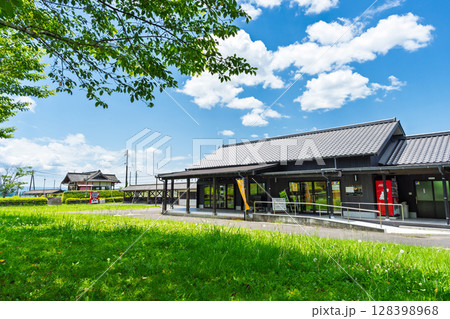 (物産館風景) 日本で唯一『幸福』と名のつく現役の駅 (おかどめ幸福駅)人吉・球磨郡あさぎり町 (物産館風景) 日本で唯一『幸福』と名のつく現役の駅 (おかどめ幸福駅)人吉・球磨郡あさぎり町 128398968