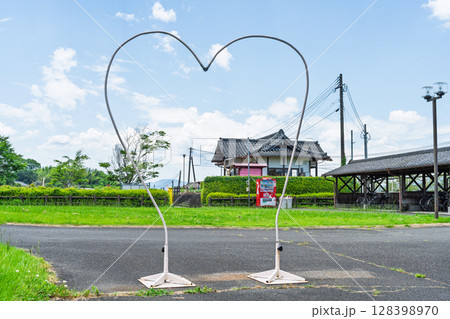 幸せを呼ぶ駅周辺風景　日本で唯一『幸福』と名のつく現役の駅　(おかどめ幸福駅)人吉・球磨郡あさぎり町 128398970
