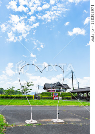 幸せを呼ぶ駅周辺風景　日本で唯一『幸福』と名のつく現役の駅　(おかどめ幸福駅)人吉・球磨郡あさぎり町 128398971