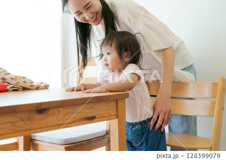 子供の世話をするお母さん 128399079