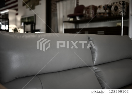 革張りのソファー 128399102