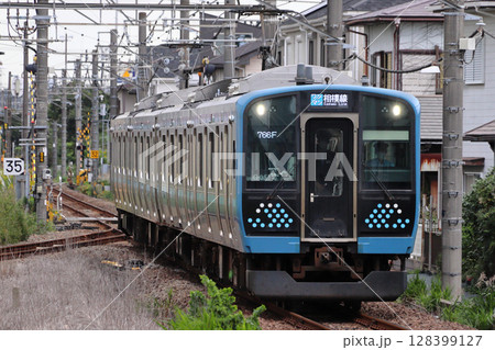 相模線E131系電車（ワンマン運転：茅ケ崎⇔橋本） 128399127