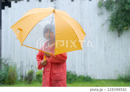 雨の中で遊ぶ女の子 雨の中で遊ぶ女の子 128399582