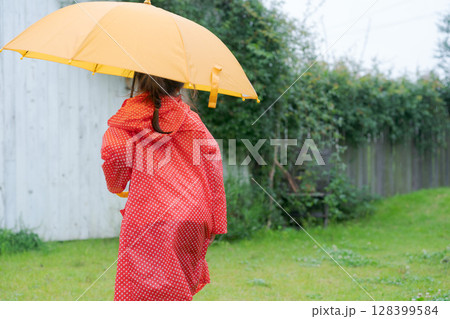 雨の中で遊ぶ女の子 128399584
