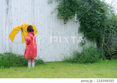雨の中で遊ぶ女の子 雨の中で遊ぶ女の子 128399585