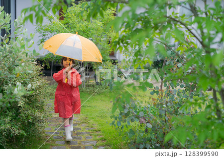 雨の中で遊ぶ女の子 雨の中で遊ぶ女の子 128399590