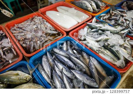 Vibrant Fresh Seafood Market Display Showcasing a Wide Variety of Delicious Offerings 128399757
