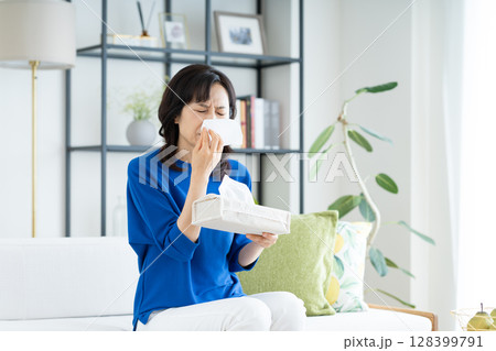 花粉症のミドルの女性 128399791