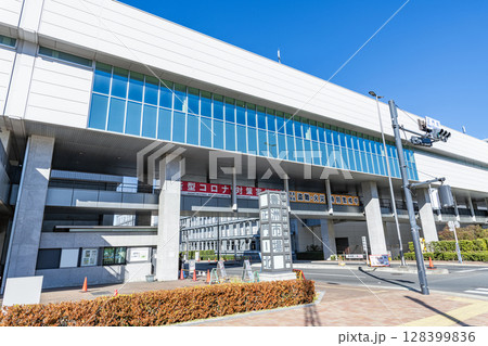 東京都江東区　快晴の豊洲市場　（水産仲卸売場棟） 128399836