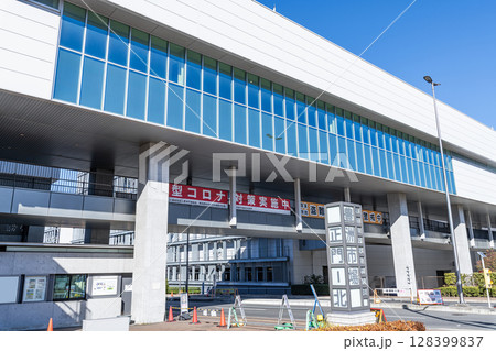東京都江東区　快晴の豊洲市場　（水産仲卸売場棟） 128399837