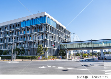 東京都江東区　快晴の豊洲市場　（水産卸売場棟） 128399839