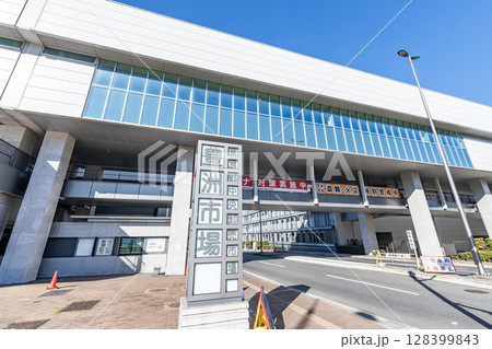 東京都江東区　快晴の豊洲市場　（水産仲卸売場棟） 128399843