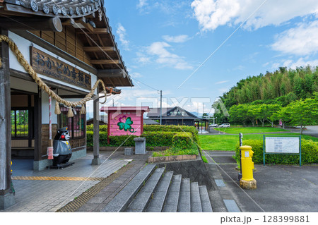 (駅舎)幸せを呼ぶ駅　日本で唯一『幸福』と名のつく現役の駅　(おかどめ幸福駅)人吉・球磨郡あさぎり町 128399881
