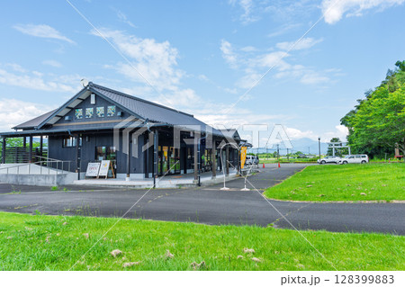 物産館　幸せを呼ぶ駅　日本で唯一『幸福』と名のつく現役の駅　(おかどめ幸福駅)人吉・球磨郡あさぎり町 128399883