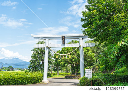 (鳥居)夏の光芒に映える幸福神社(岡留稲荷神社)と岡留公園広場風景(球磨郡あさぎり町) 128399885