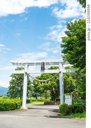 夏の光芒に映える幸福神社(岡留稲荷神社)と岡留公園広場風景(球磨郡あさぎり町) 夏の光芒に映える幸福神社(岡留稲荷神社)と岡留公園広場風景(球磨郡あさぎり町) 128399894