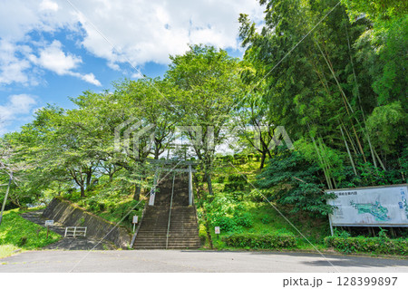 夏の光芒に映える幸福神社(岡留稲荷神社)と岡留公園広場風景(球磨郡あさぎり町) 夏の光芒に映える幸福神社(岡留稲荷神社)と岡留公園広場風景(球磨郡あさぎり町) 128399897