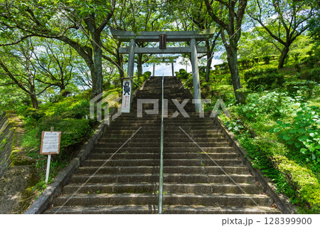 夏の光芒に映える幸福神社(岡留稲荷神社)と岡留公園広場風景(球磨郡あさぎり町) 128399900