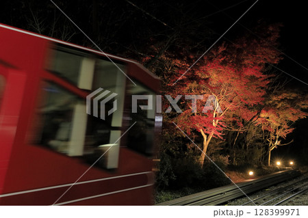 秋の筑波山の宮脇駅に発着する赤いケーブルカーと、ライトアップされた真っ赤に紅葉したモミジの夜景 秋の筑波山の宮脇駅に発着する赤いケーブルカーと、ライトアップされた真っ赤に紅葉したモミジの夜景 128399971