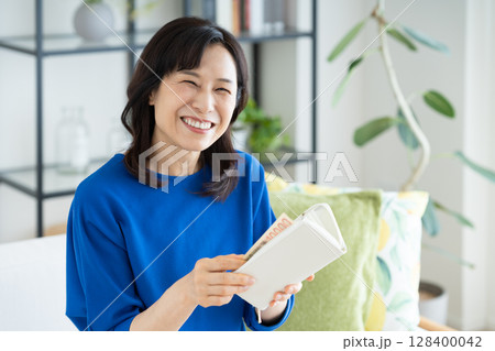財布で喜ぶミドルの女性 128400042