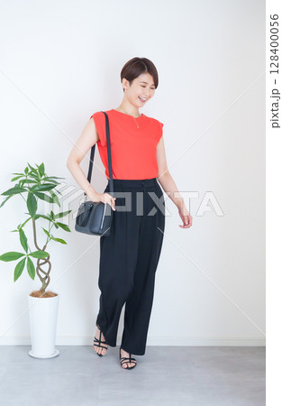 女性夏服のファッションコーディネート全身（縦向き） 128400056