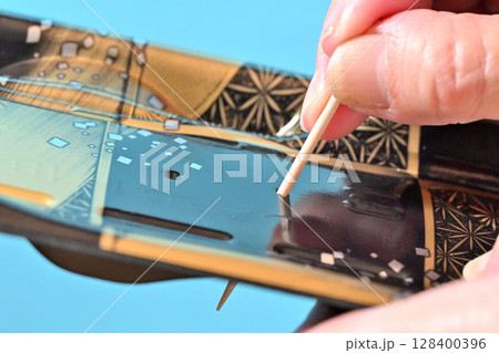 食品トレー リサイクル可能か爪楊枝を指して確認 イメージ 食品トレー リサイクル可能か爪楊枝を指して確認 イメージ 128400396