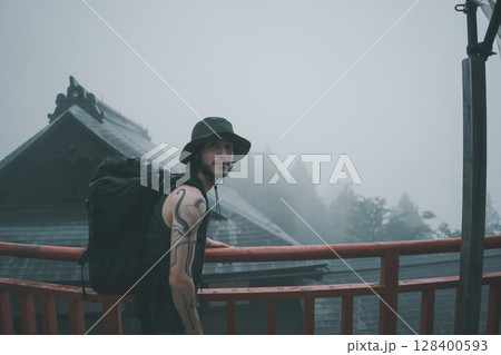 inbound tourist 128400593