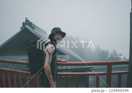 inbound tourist 128400594