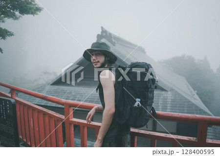 inbound tourist 128400595