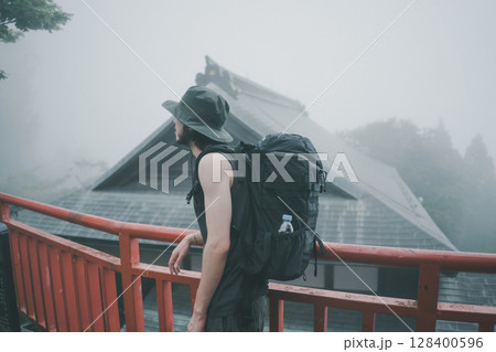 inbound tourist 128400596