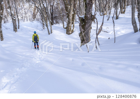 森の新雪をスノーシューで楽しむイメージ　大山木谷沢渓流 128400876