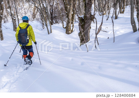 森の新雪をスノーシューで楽しむイメージ　大山木谷沢渓流 128400884
