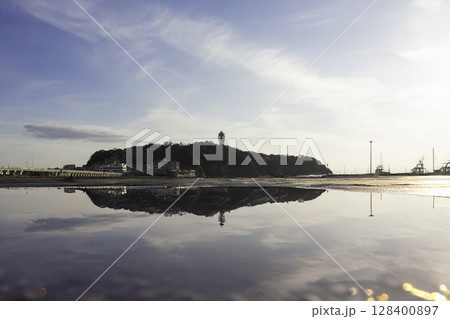 水たまりに映る江の島 水たまりに映る江の島 128400897