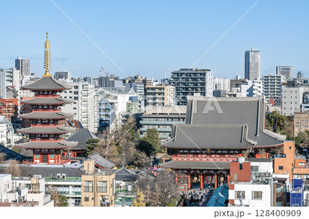 東京都台東区浅草　日本を代表する人気の観光スポット　浅草寺と仲見世通り周辺の街並み 128400909