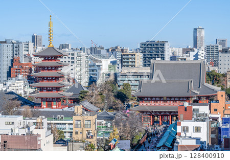 東京都台東区浅草　日本を代表する人気の観光スポット　浅草寺と仲見世通り周辺の街並み 128400910