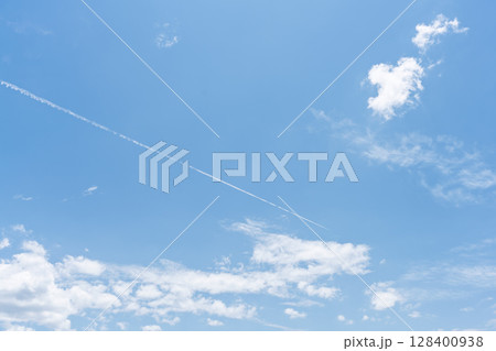 青い空に映える飛行機雲　コピースペースあり素材　(大自然の阿蘇から空を撮影) 128400938