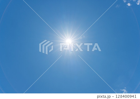 青い空に映える太陽　コピースペースあり素材　(大自然の阿蘇から空を撮影) 128400941