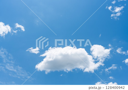 青い空に映える雲と日差し　コピースペースあり素材　(大自然の阿蘇から空を撮影) 128400942