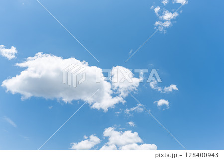青い空に映える雲　コピースペースあり素材　(大自然の阿蘇から空を撮影) 128400943
