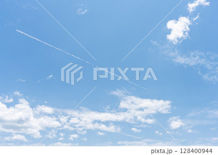 青い空に映える飛行機雲と雲 コピースペースあり素材 (大自然の阿蘇から空を撮影) 青い空に映える飛行機雲と雲 コピースペースあり素材 (大自然の阿蘇から空を撮影) 128400944