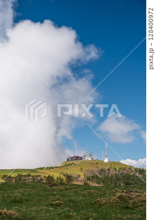 巨大な雲と並ぶ王ヶ頭ホテルの風景 128400972